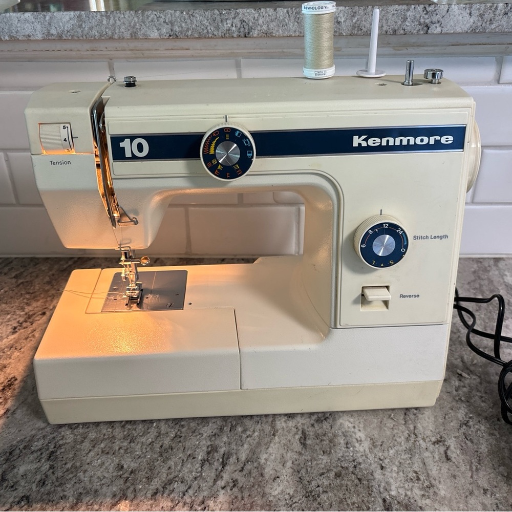 Kenmore/ Janome Sewing Machine Model 385.1264180 W/Foot Pedal, Extras- Works EUC